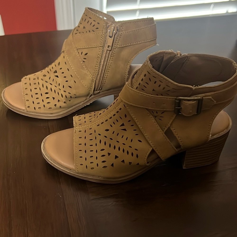 SHOE SALE!! Little Girls Size 1 Heeled Sandal